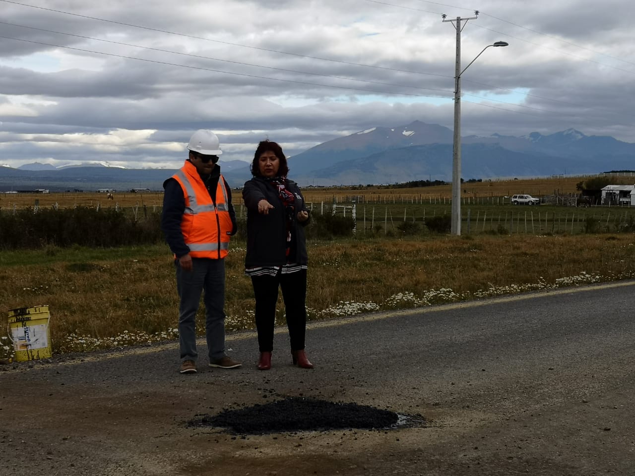 Gobernadora de Ultima Esperanza inspecciona trabajos de bacheo en Ruta 4 en Puerto Natales