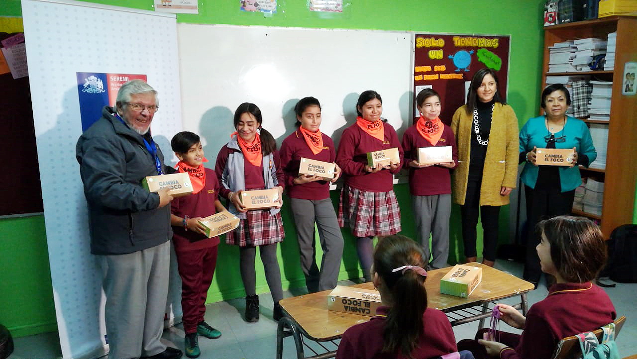 “Cambia el Foco” llegó a Natales con luces LED para comunidad educativa de Escuela Juan Ladrillero