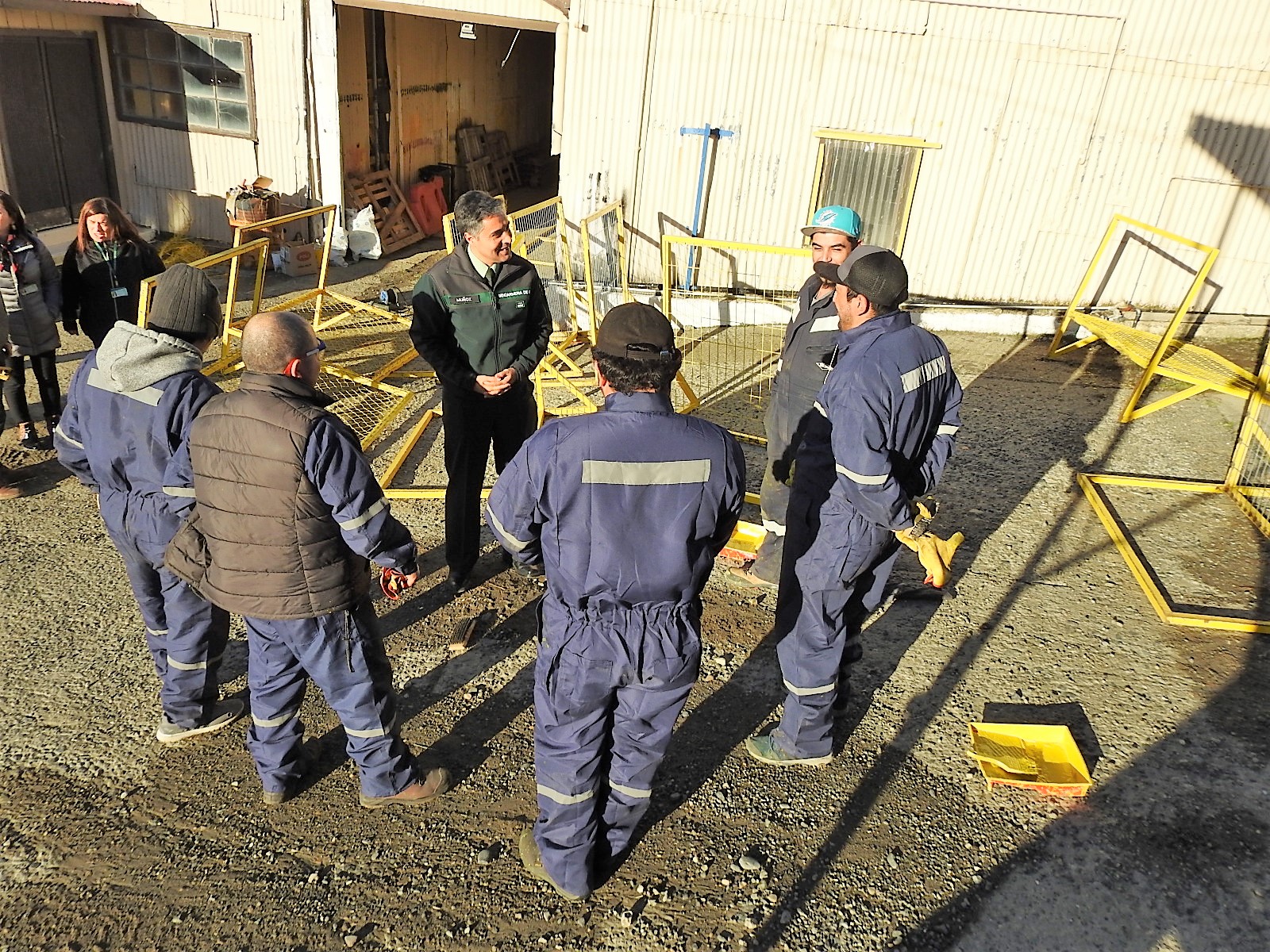 Se trabaja en la reparación de las «vallas papales» que se utilizarán en el Carnaval de Invierno en Punta Arenas