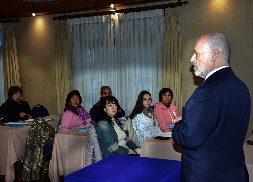 Treinta agricultores de Punta Arenas perfeccionan técnicas en el manejo avícola