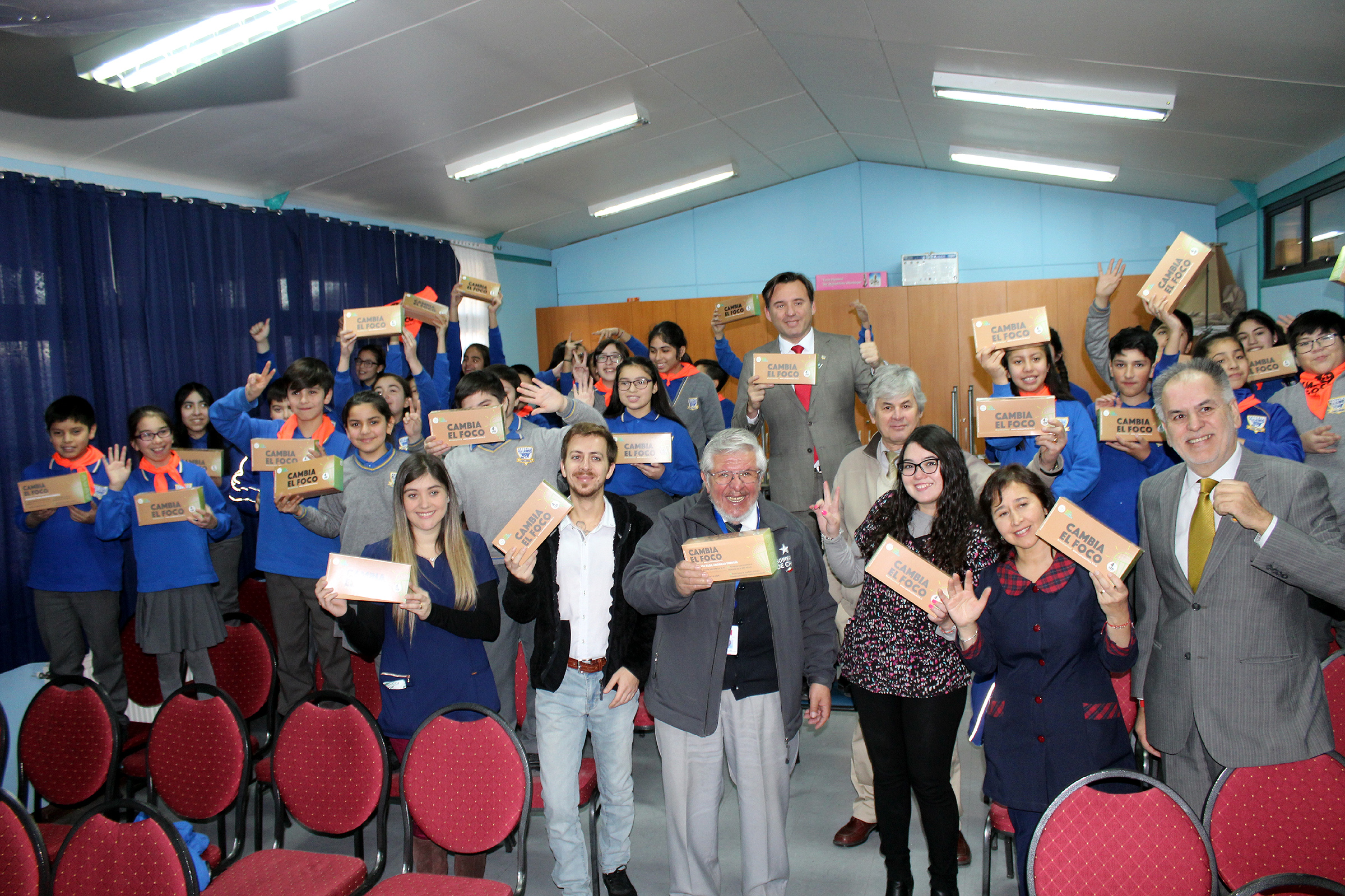 Campaña “Cambia el Foco” entregó luces LED a comunidad educativa de Escuela Villa Las Nieves