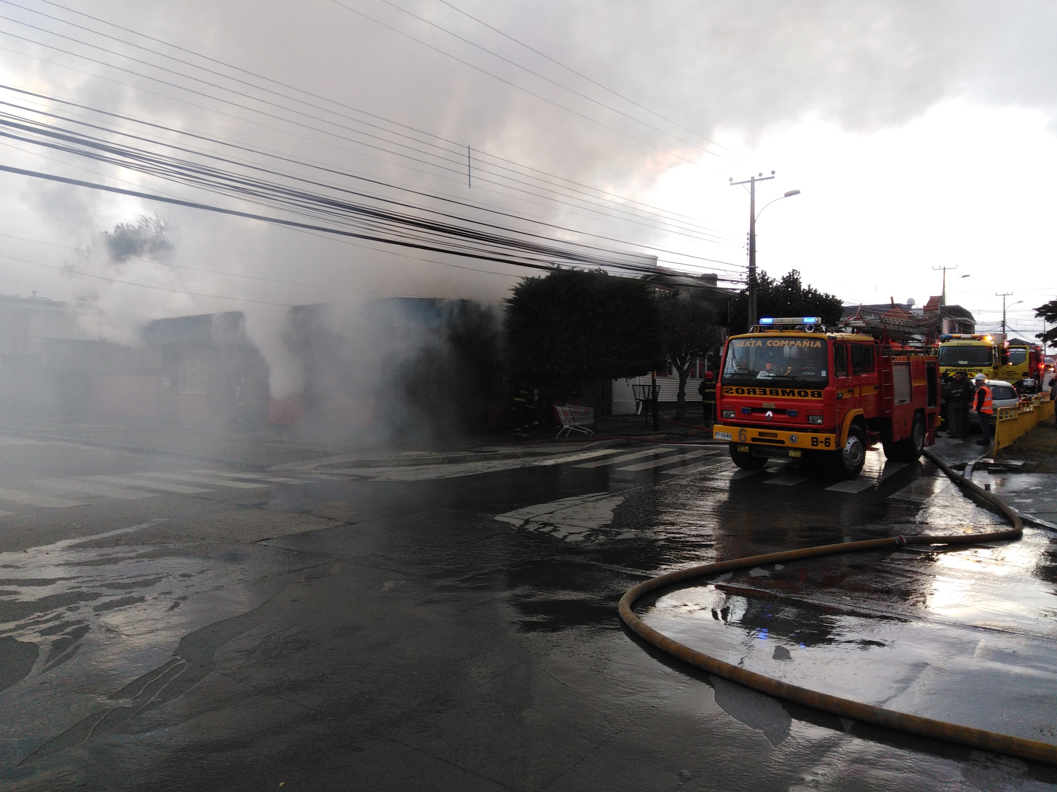 Incendio destruyó vivienda esta mañana en Chiloé y Boliviana