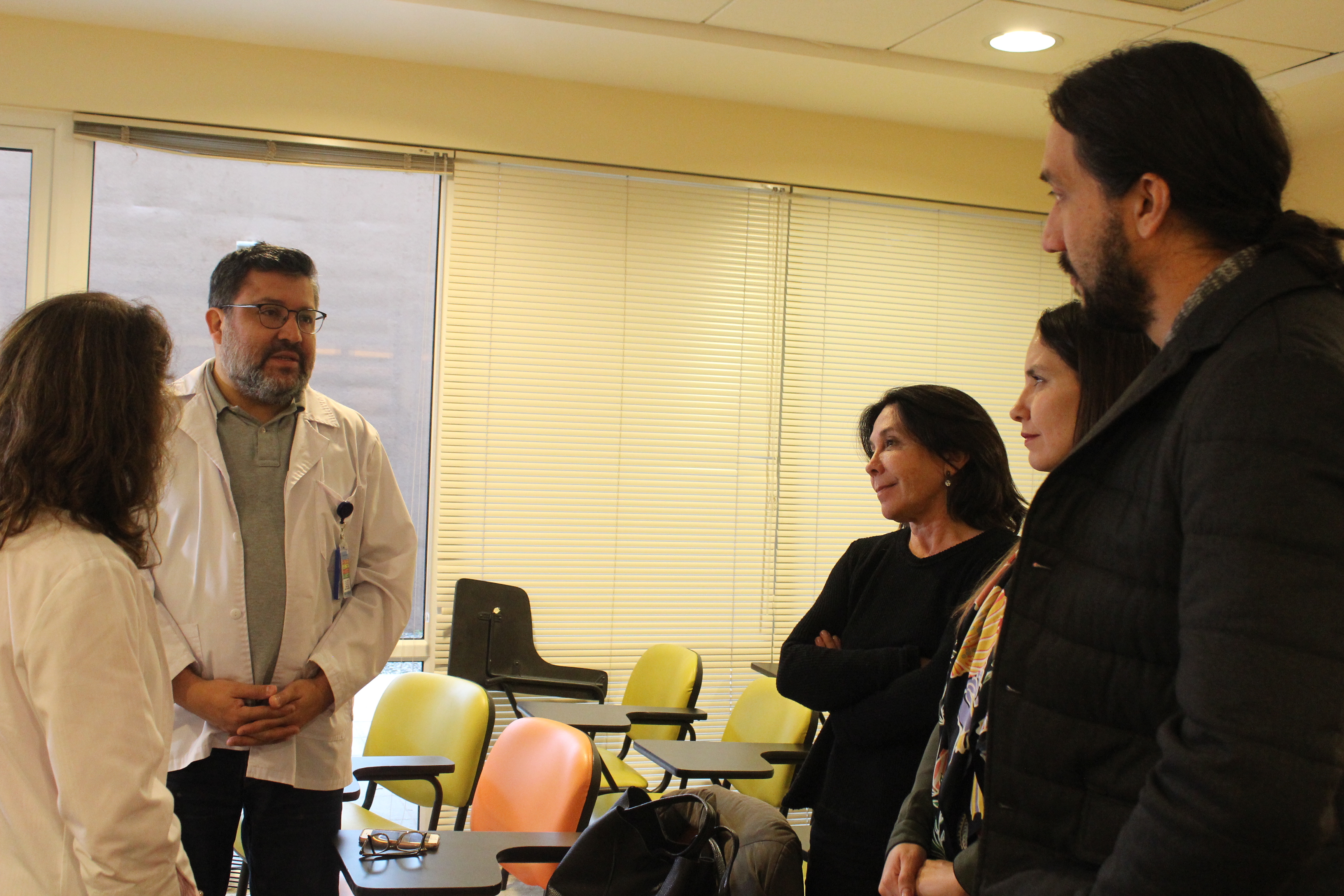 Ronda Neurológica del Hospital San Borja Arriarán controló en el Hospital Clínico de Punta Arenas a paciente magallánica que recibió implante cerebral profundo