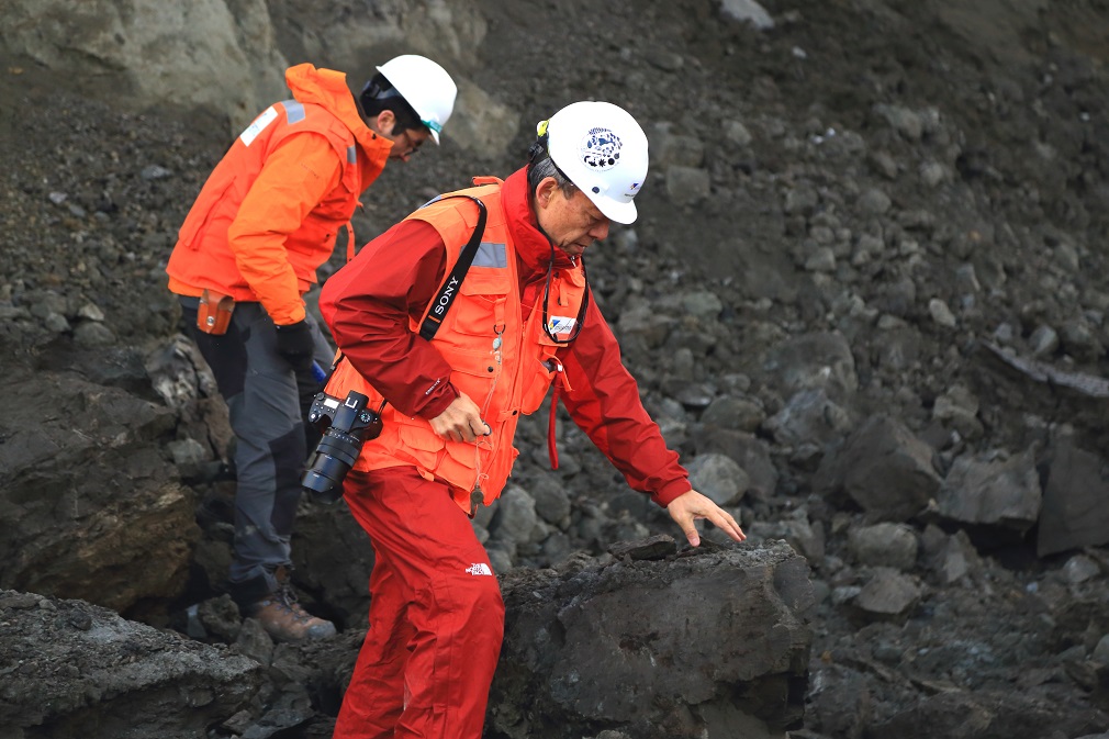 Paleontólogo japonés valida las tronaduras en Isla Riesco