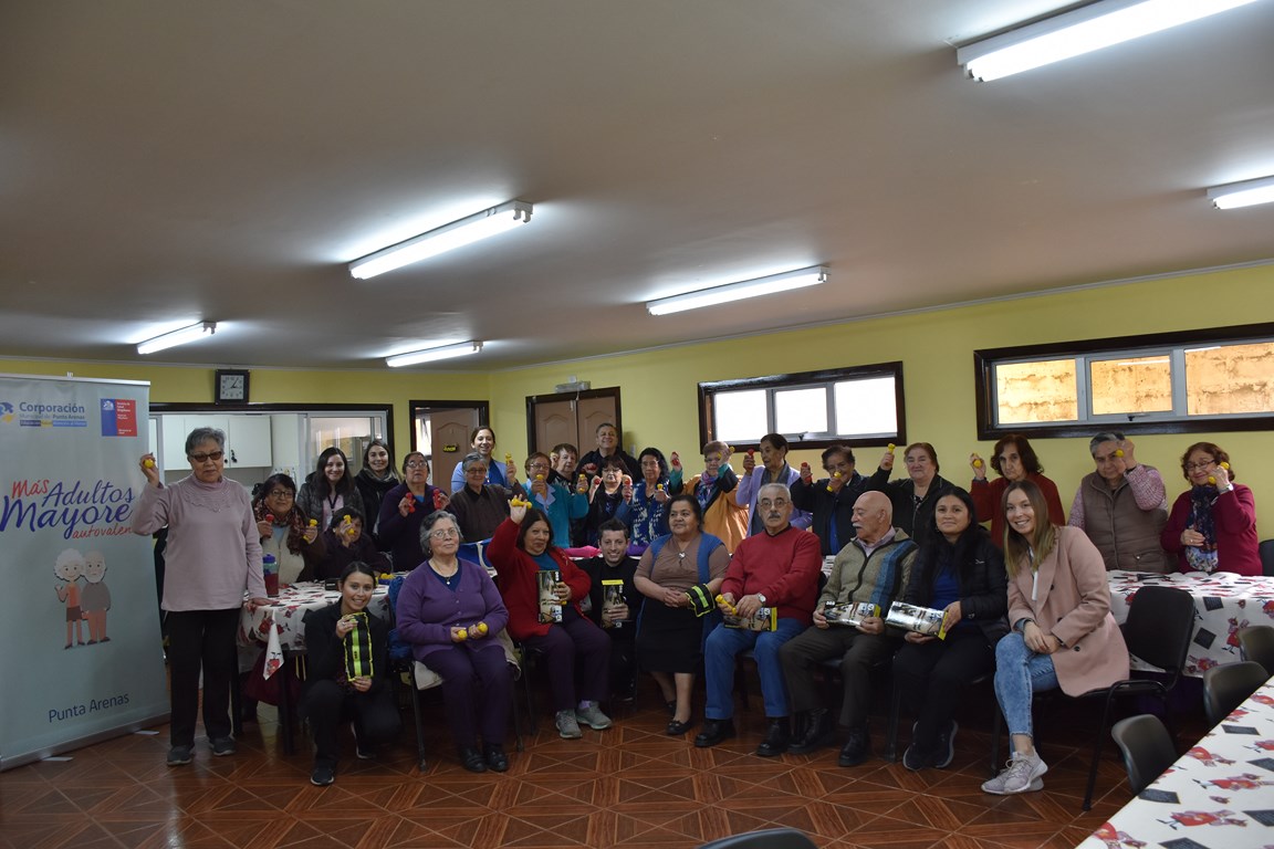 SEREMI de Salud entregó kits de actividad física a adultos mayores de Punta Arenas