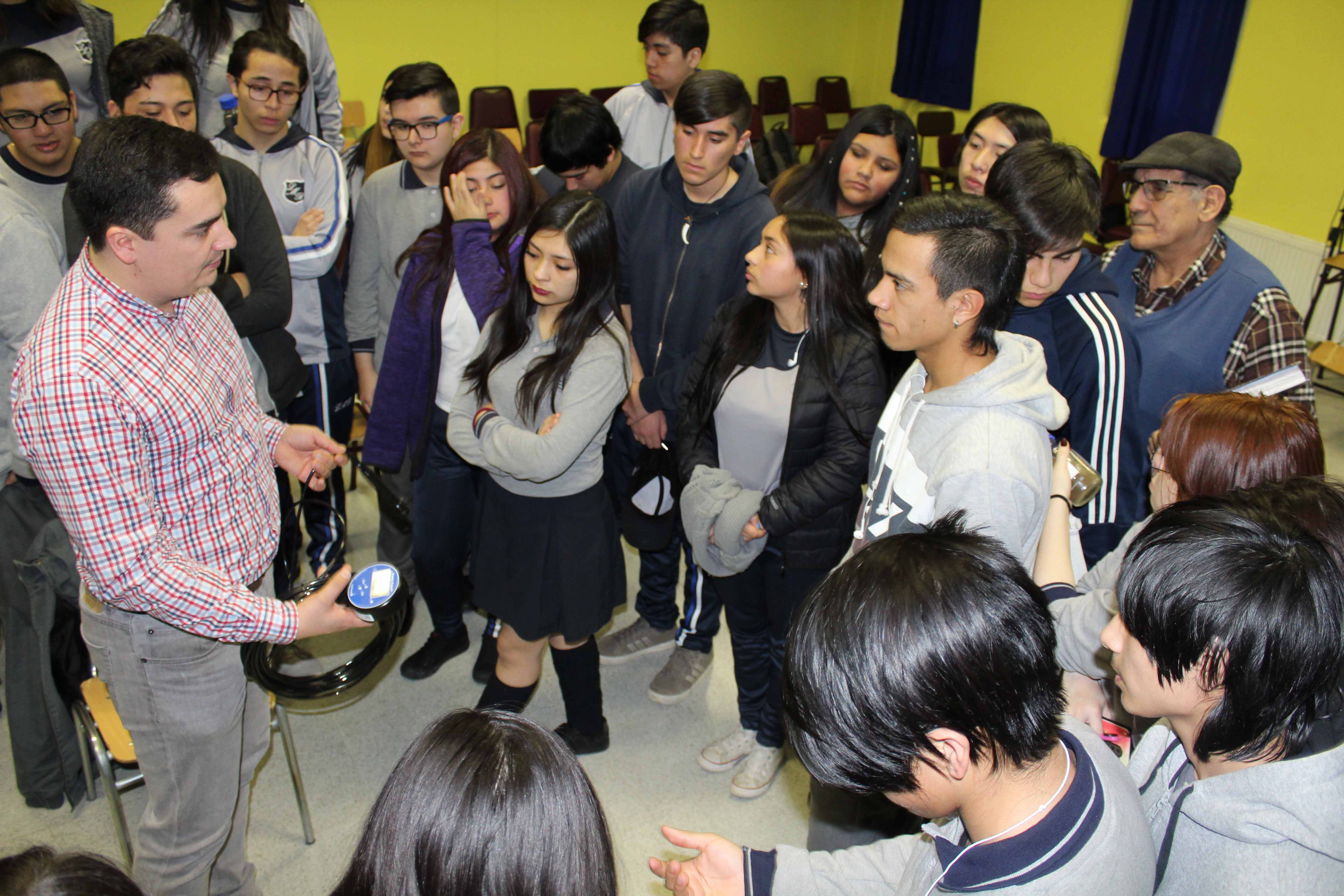 Empresas de Salmonicultura colaboran en la formación de estudiantes en el aula del Liceo María Behety de Punta Arenas