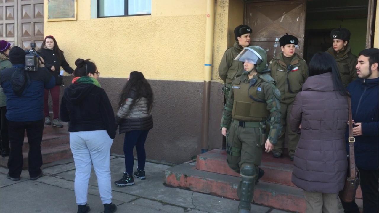 Al mediodía de hoy fue desalojado el Liceo Luis Alberto Barrera por efectivos de las Fuerzas Especiales de Carabineros