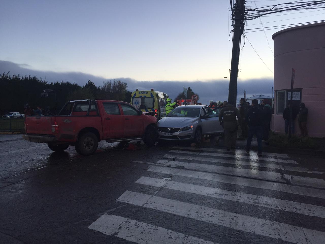 Colisión entre una camioneta y un vehículo menor en la intersección de Av. Bulnes con Kusma Slavic