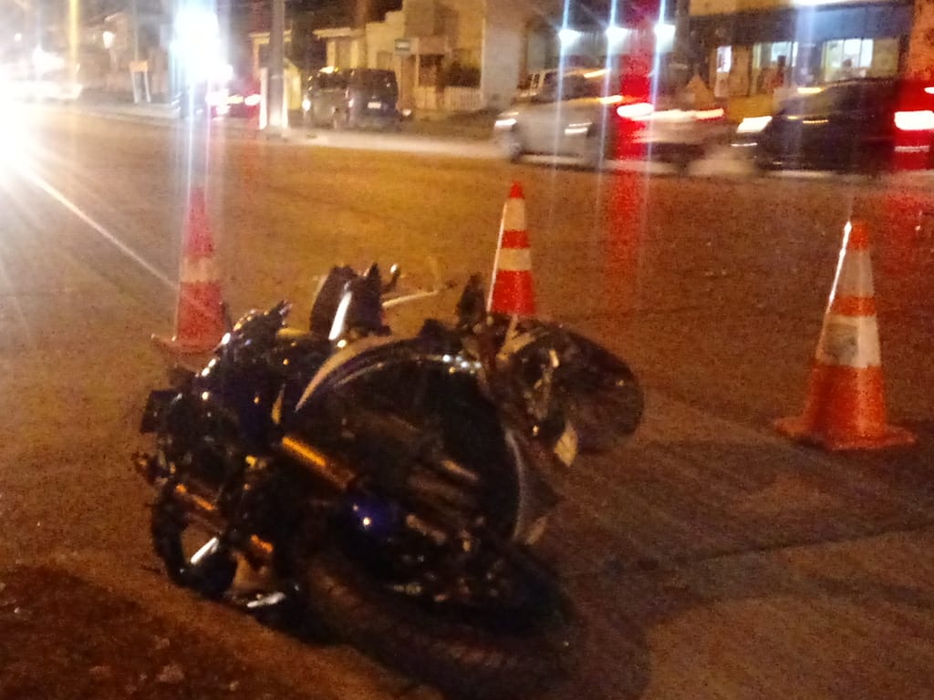 Una persona lesionada resultó en un violento choque entre una motocicleta y un minibus en Avenida Eduardo Frei y Juan Ladrilleros