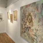 Continúa presentándose en la Casa Azul del Arte la exposición «Recuerdos, poemas y bordados» de Dominique Salles