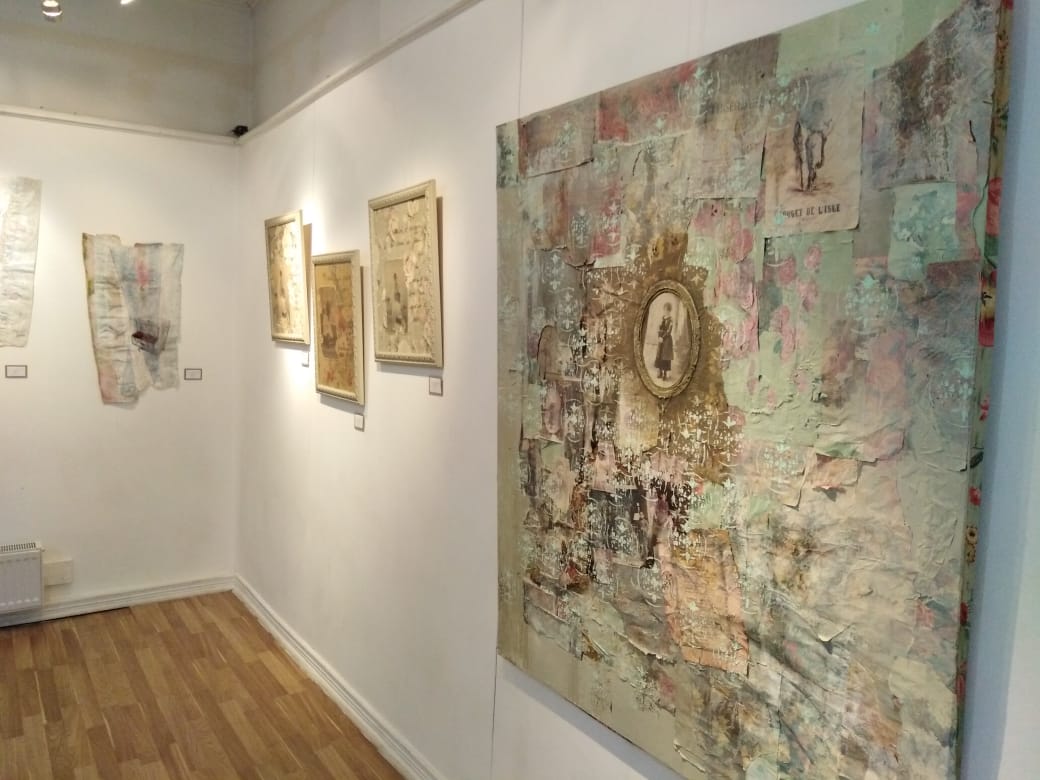 Continúa presentándose en la Casa Azul del Arte la exposición «Recuerdos, poemas y bordados» de Dominique Salles