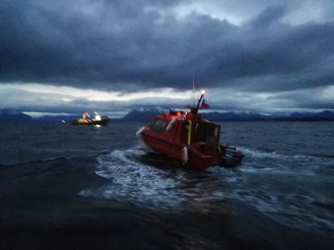 Barcaza Navsur IV fue encontrada hoy a las 19:00 horas hundida a 3.717 mts de la costa norte del seno Skyring y a una profundidad de 106 metros