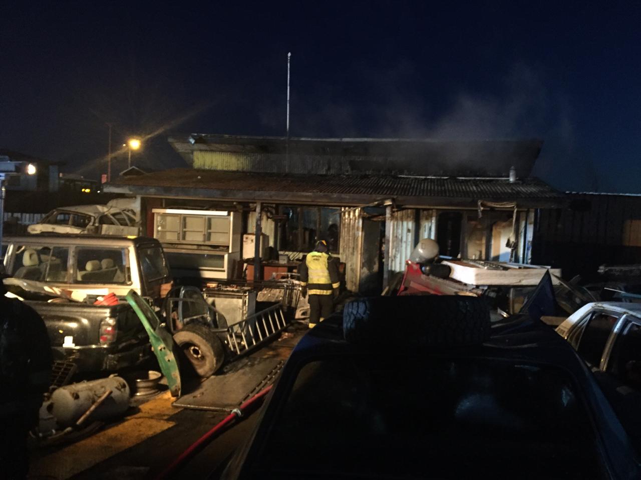 Incendio destruyó inmueble de material ligero en Villa Generosa, en un terreno de acopio de chatarra: daños fueron totales