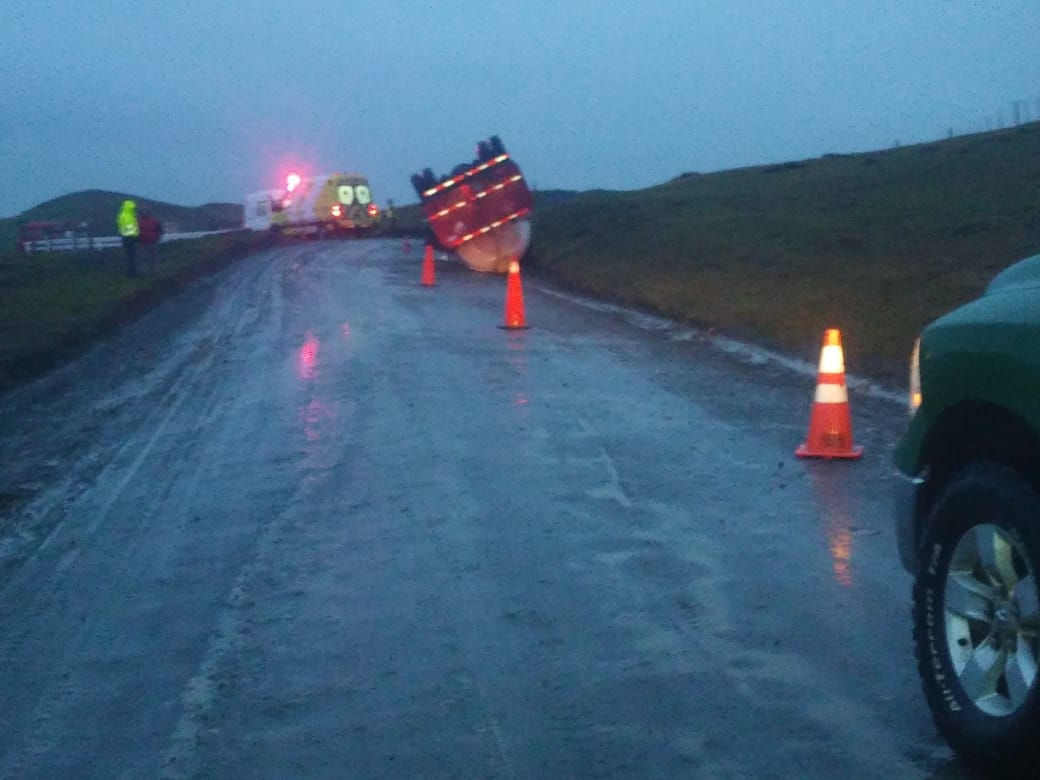 Volcamiento de camión con gas licuado en Tierra del Fuego