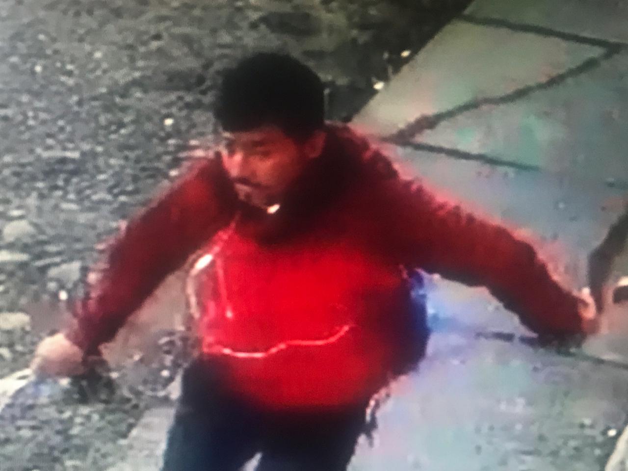 Cámara de seguridad captó momento preciso cuando un individuo sustrajo especies y dinero en una oficina jurídica: Carabineros se encuentra trabajando para dar con el responsable