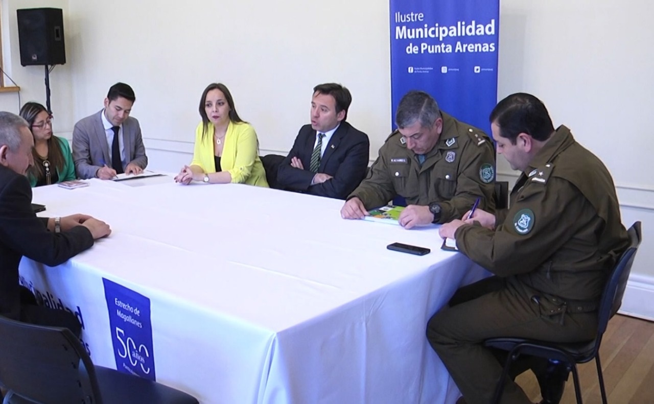 Alcalde se reunió con Carabineros y directores de establecimientos escolares para abordar alto consumo de drogas y alcohol por parte de estudiantes en la Plaza Muñoz Gamero