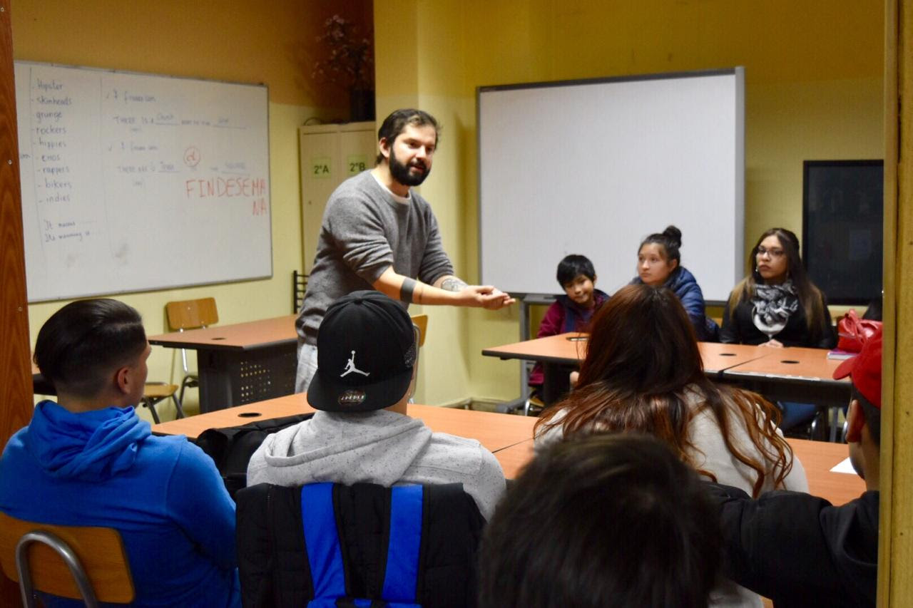 Diputado Gabriel Boric visita a alumnos y alumnas del Centro de Estudios Patagonia para realizar charla de educación cívica