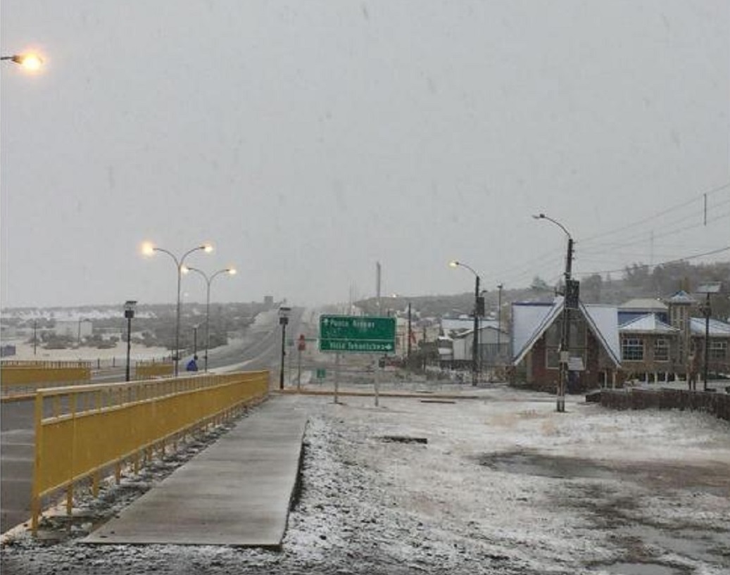 Ruta 9 entre Villa Tehuelches y Puerto Natales se encuentra completamente húmeda y escarchada