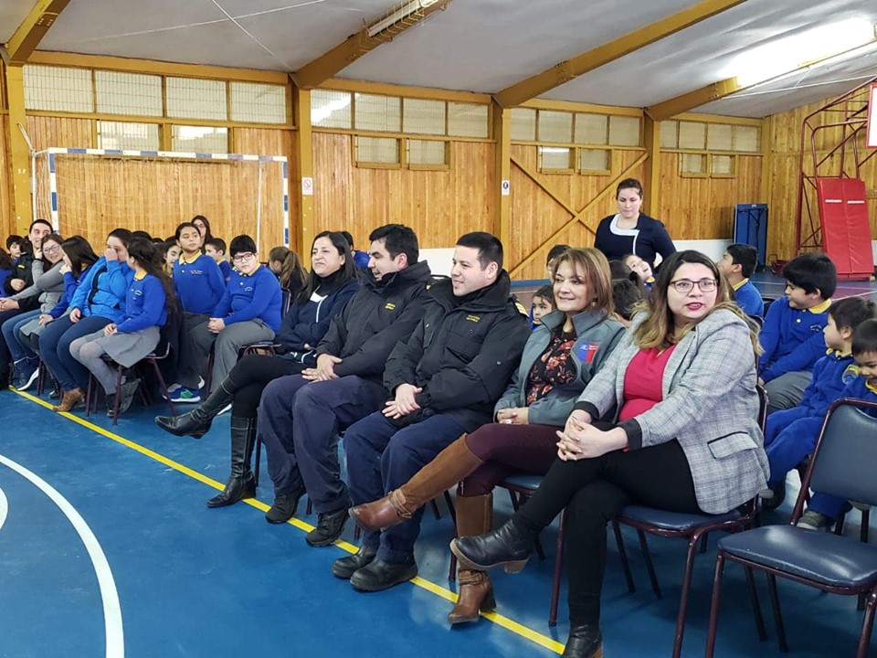 MINEDUC entrega computadores portátiles a estudiantes en Isla Dawson