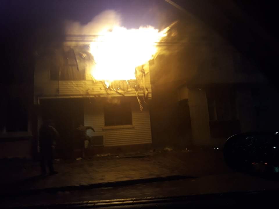 Incendio destruyó inmueble de dos niveles en el barrio Cerro de Cruz. Cinco personas resultaron damnificadas