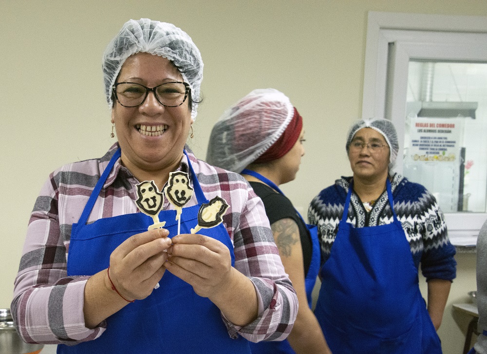 Trabajadoras de estancias magallánicas aprenden los secretos de la “pastelería saludable”