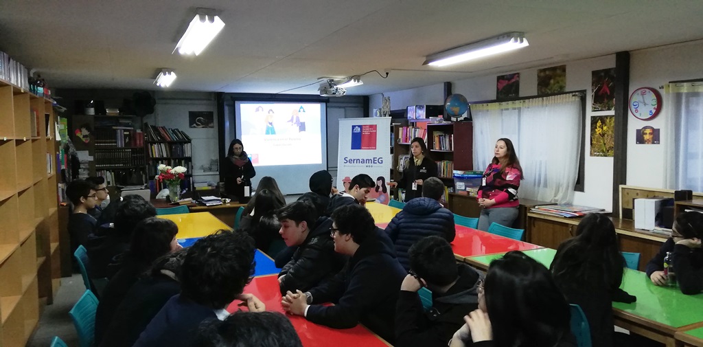 Un centenar de personas sensibilizadas en prevención de violencias sumó SernamEG en Puerto Williams