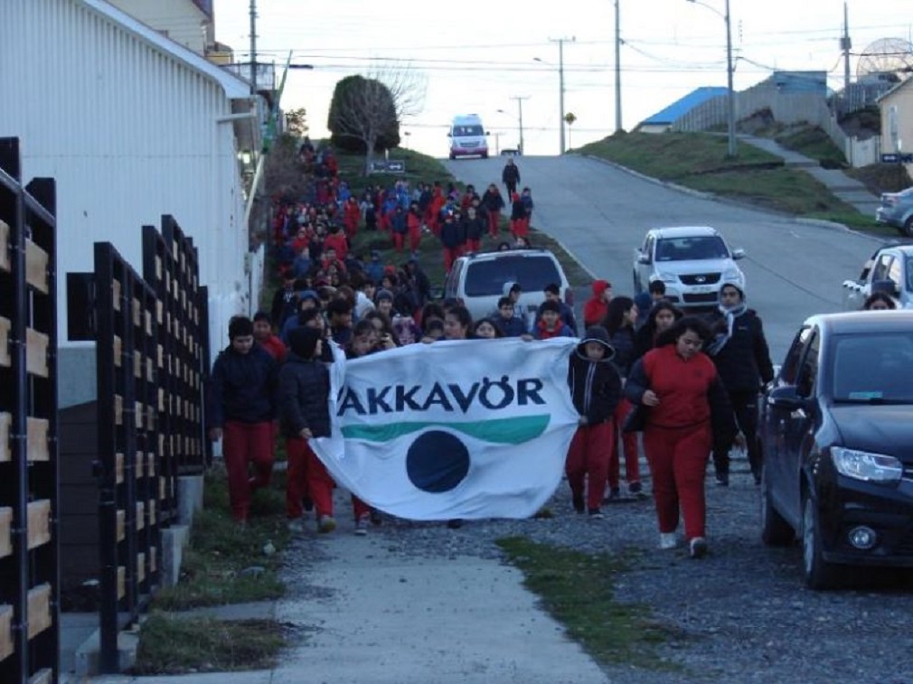 Bakhavor Chile junto a escolares de la Escuela Bernardo O’Higgins participaron en limpieza del borde costero de Porvenir