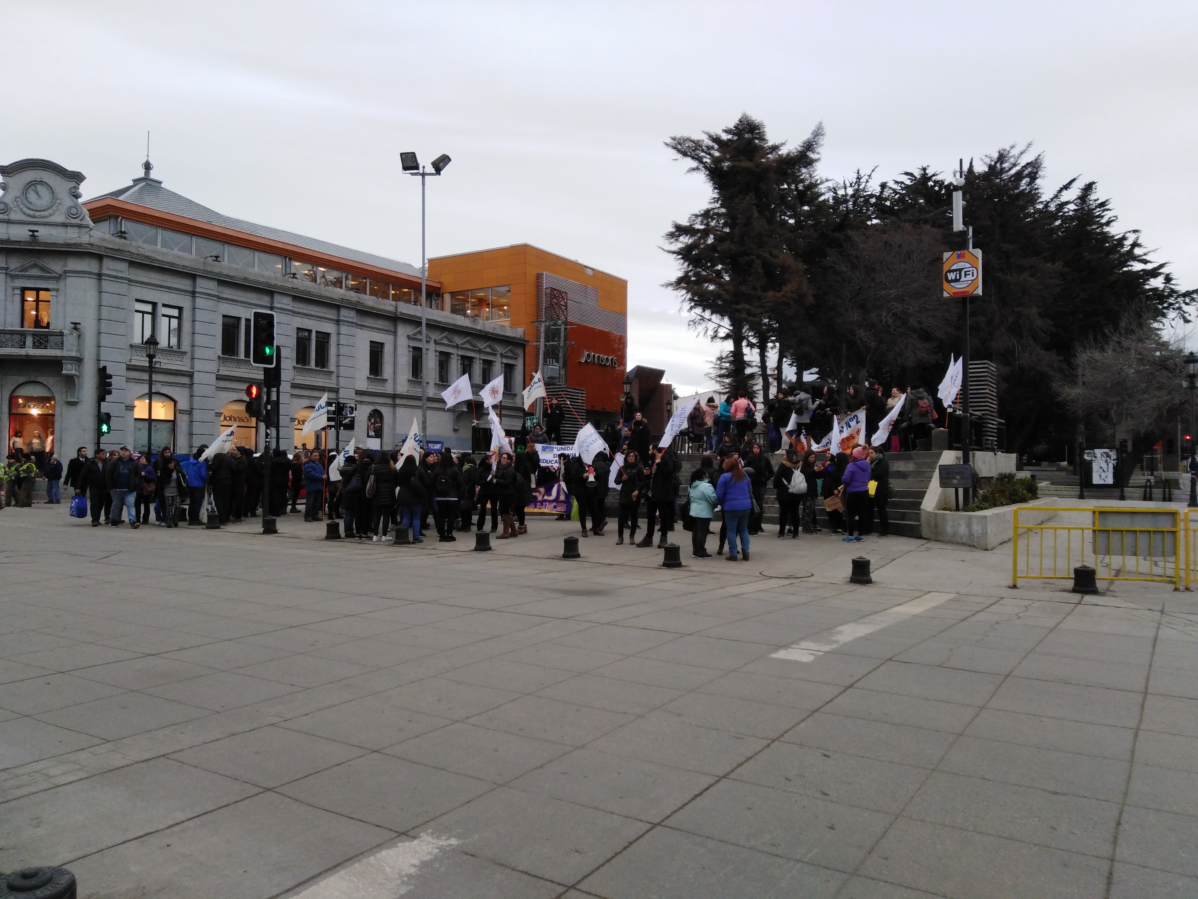 Trabajadoras de JUNJI e Integra realizan manifestación en el centro de Punta Arenas