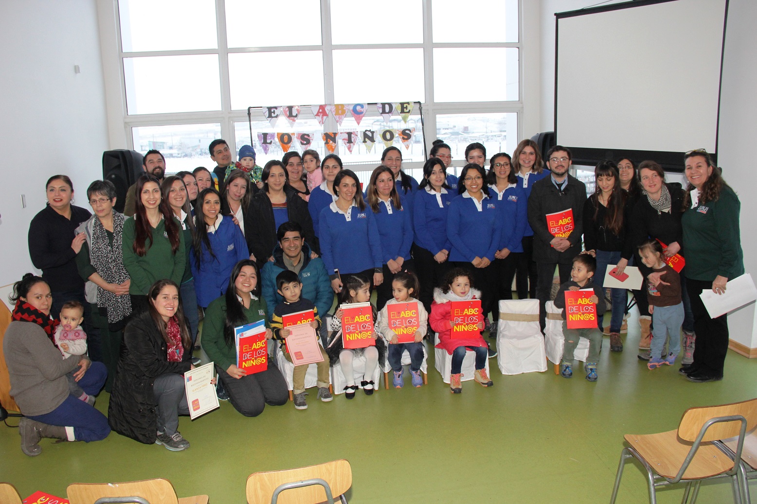 En Puerto Natales pequeños autores fueron homenajeados en el lanzamiento del libro “El ABC de los niños”