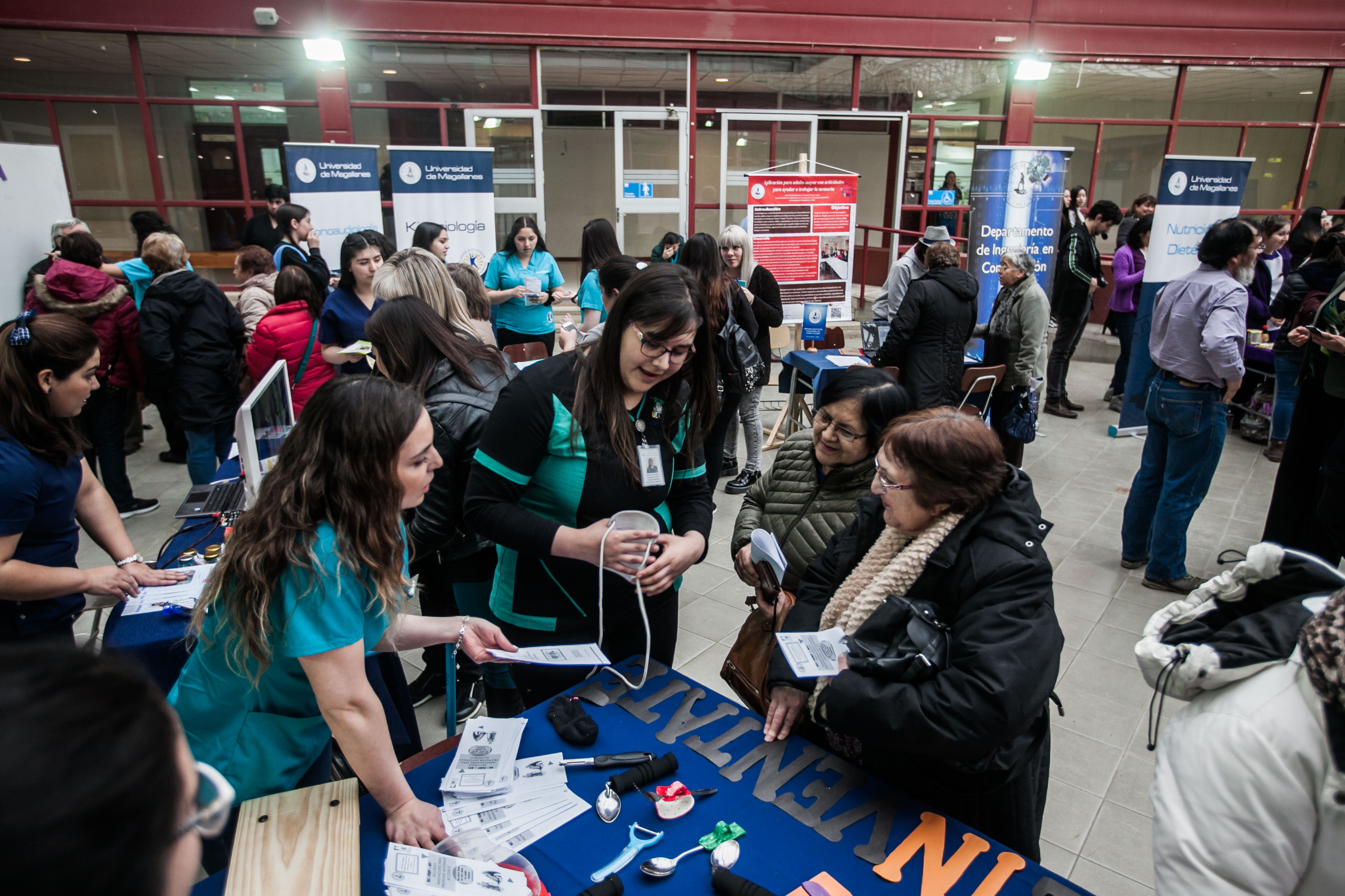 Adultos mayores conocieron carreras y servicios de la UMAG en visita a campus universitario