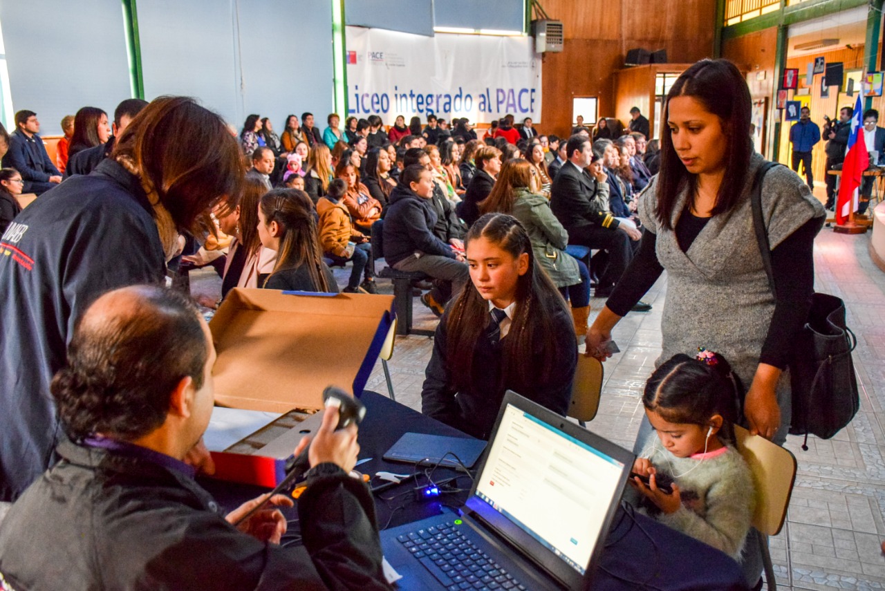 42 notebooks fueron entregados a estudiantes de 7° Básico en Puerto Williams