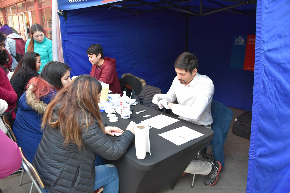 Jovenes de Porvenir y estudiantes UMAG recibieron consejería en VIH e ITS y se efectuaron test de detección rápida