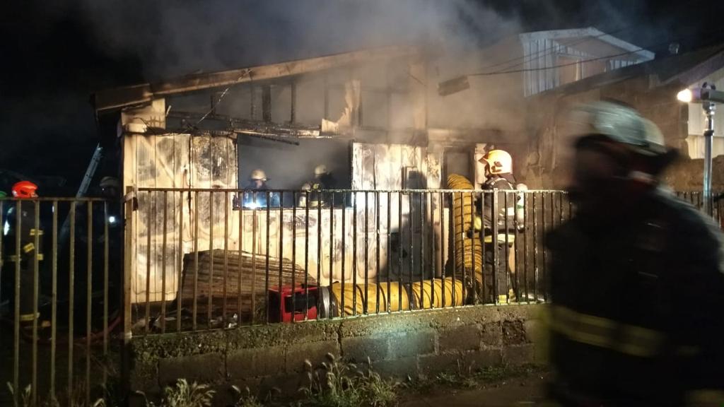 Se incendió completamente una casa abandonada en Villa Alfredo Lorca: era utilizada como refugio para beber alcohol