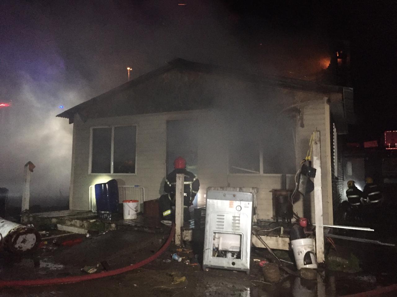 Incendio en casa habitación de dos niveles en el sector periurbano de Pampa Redonda