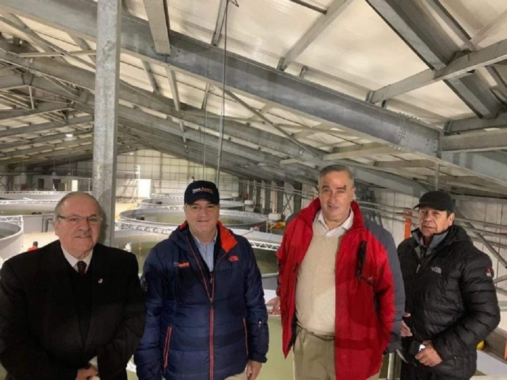 Consejeros Regionales Tolentino Soto y Antonio Bradasic visitan empresa salmonera Nova Austral en Porvenir