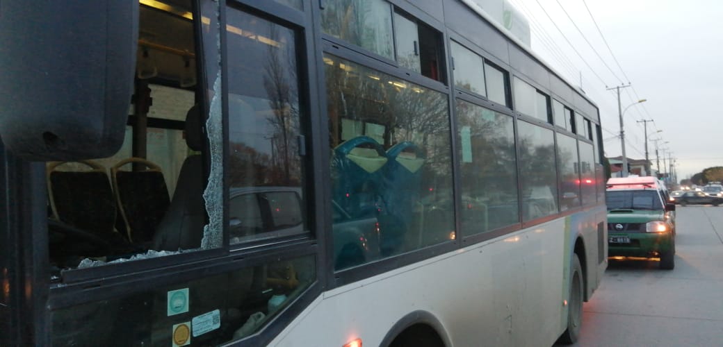 Lesionada resultó la conductora de un bus del transporte público tras ser atacado con piedras