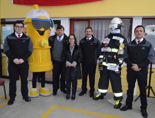 Bomberos de Porvenir inicia campaña con apoyo de Aguas Magallanes