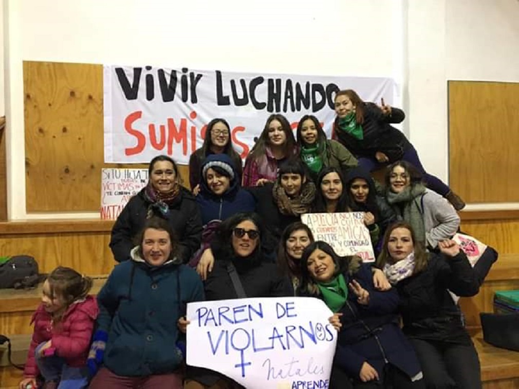 En Puerto Natales se manifiestan con intervención urbana para repudiar violencia contra las mujeres