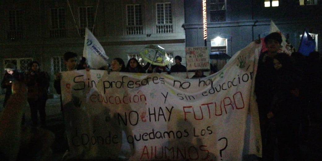 Estudiantes marcharon en el centro de Punta Arenas en apoyo al paro de profesores y en favor de la Educación Pública