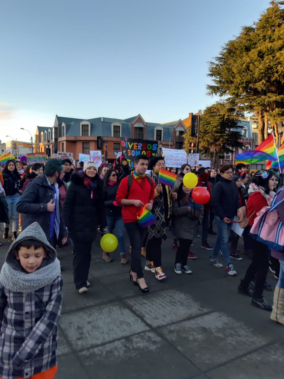 Alrededor de 400 personas realizaron hoy la 3a Marcha por el Orgullo LGTBI en Punta Arenas