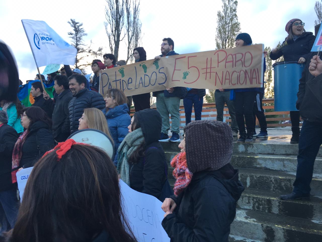 Profesores municipales de Puerto Natales marcharon hoy reclamando se cumplan sus demandas