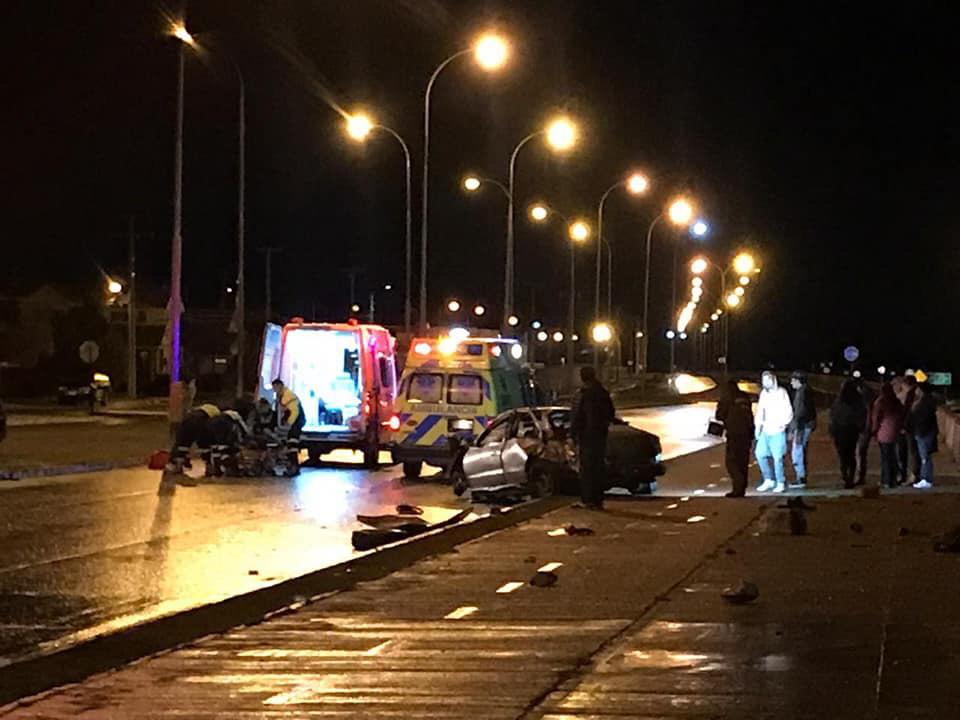 Grave accidente dejó dos lesionados anoche en Costanera de Punta Arenas
