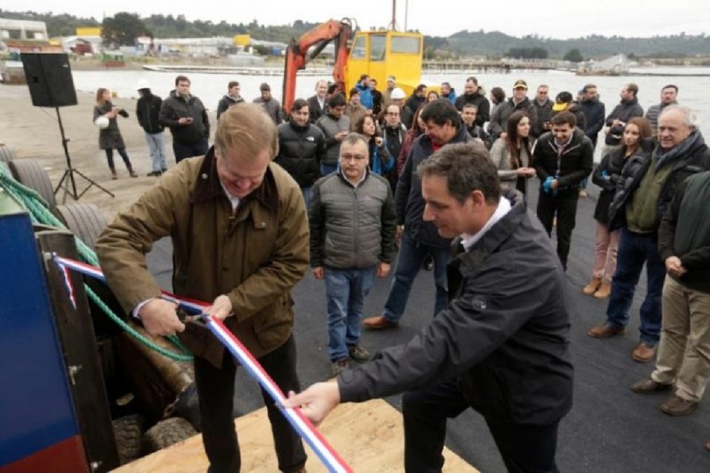 Inaugurado nuevo pontón de empresa salmonera, que operará en la boca occidental del Estrecho de Magallanes