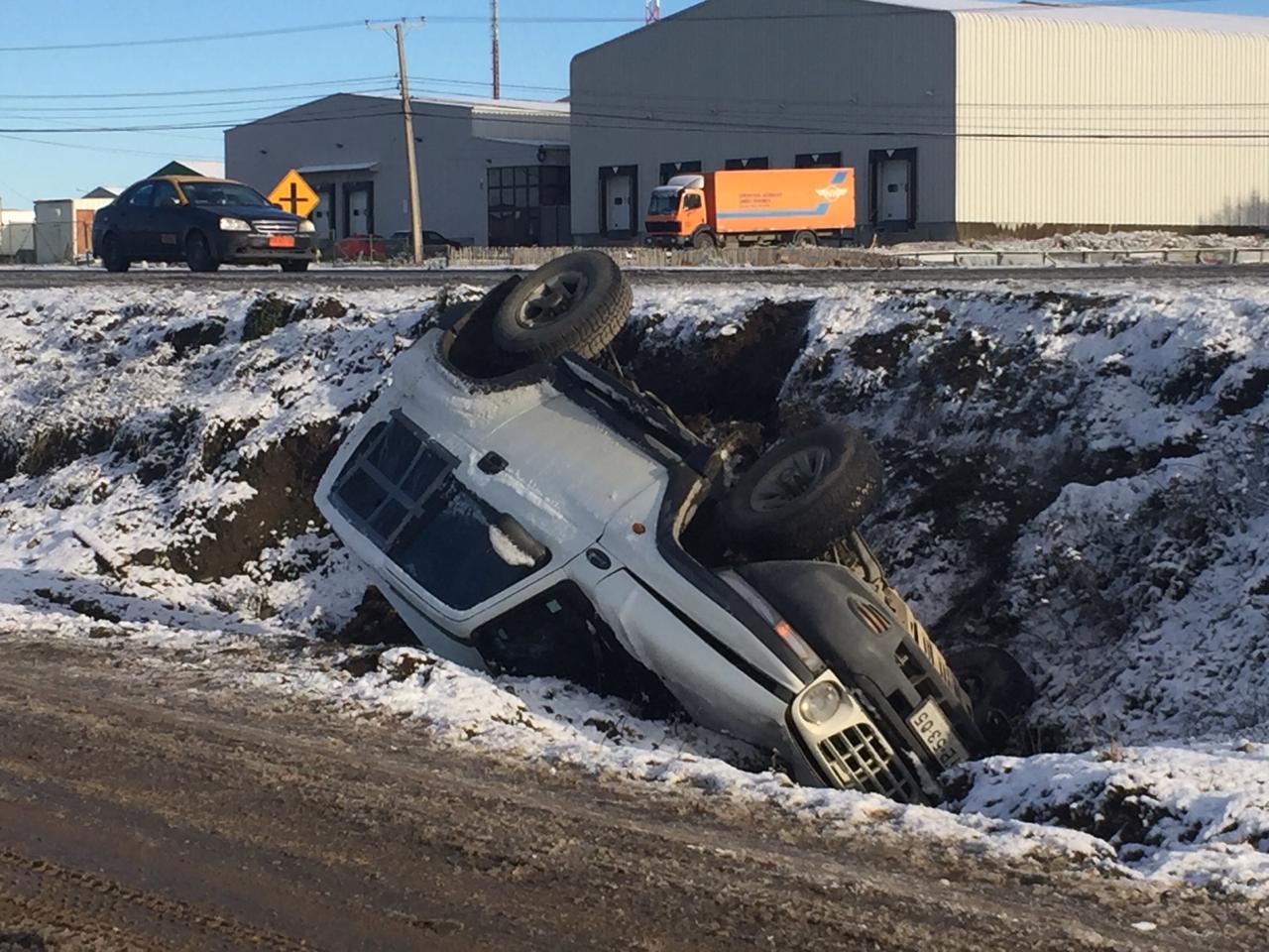 Despistes y volcamientos marcaron el primer día de nieve en Punta Arenas: no hubo lesionados graves en los tres accidentes