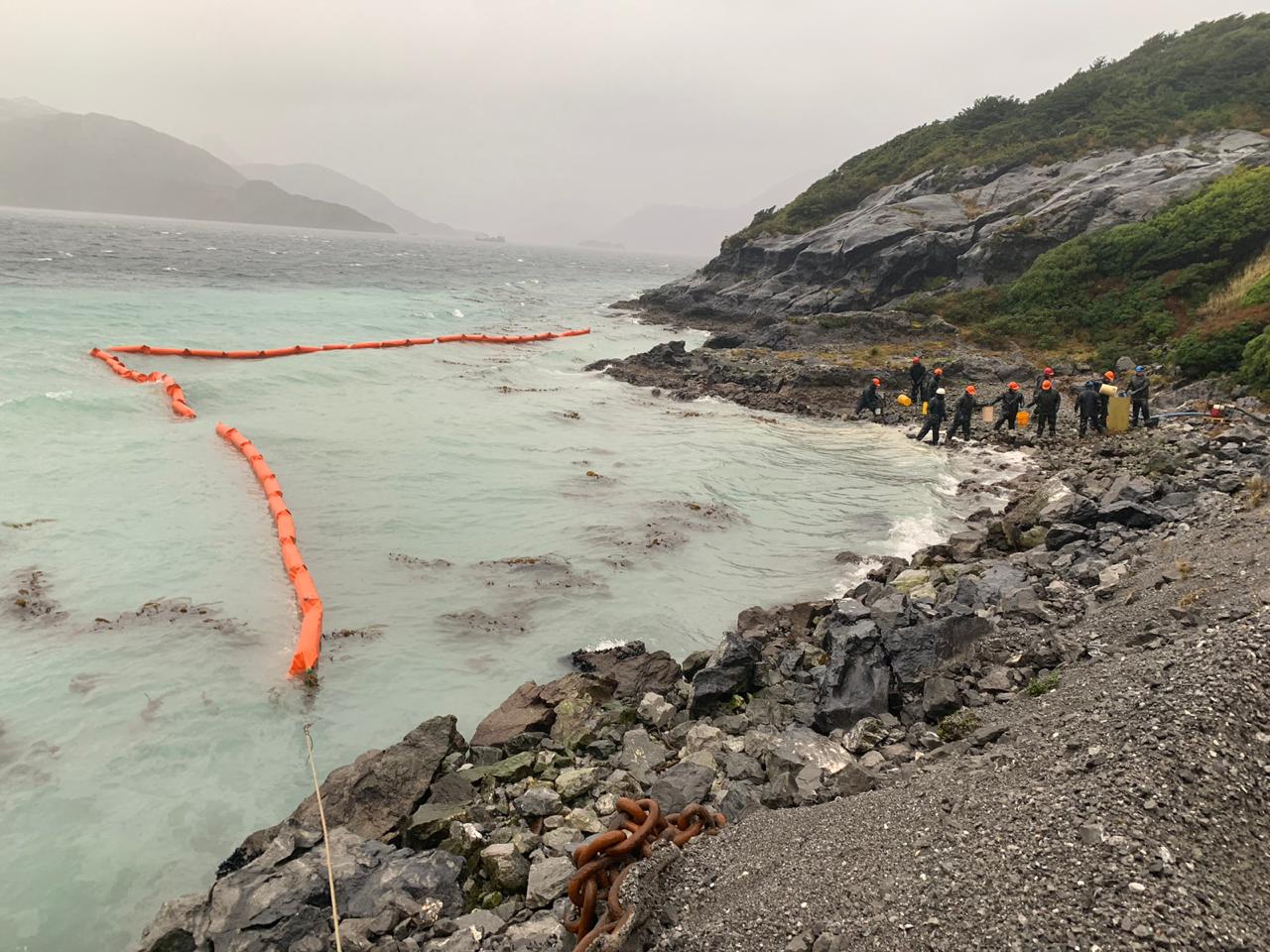 15 mil litros de agua contaminada contenidas en Isla Guarello