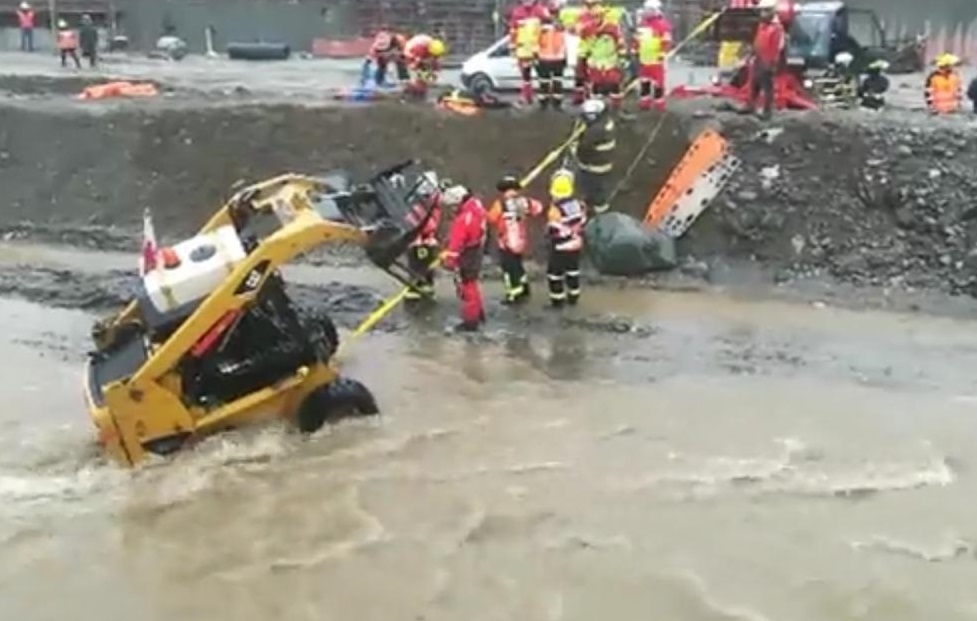 Conductor de maquinaria pesada falleció por inmersión al volcar en el cauce del Río de las Minas