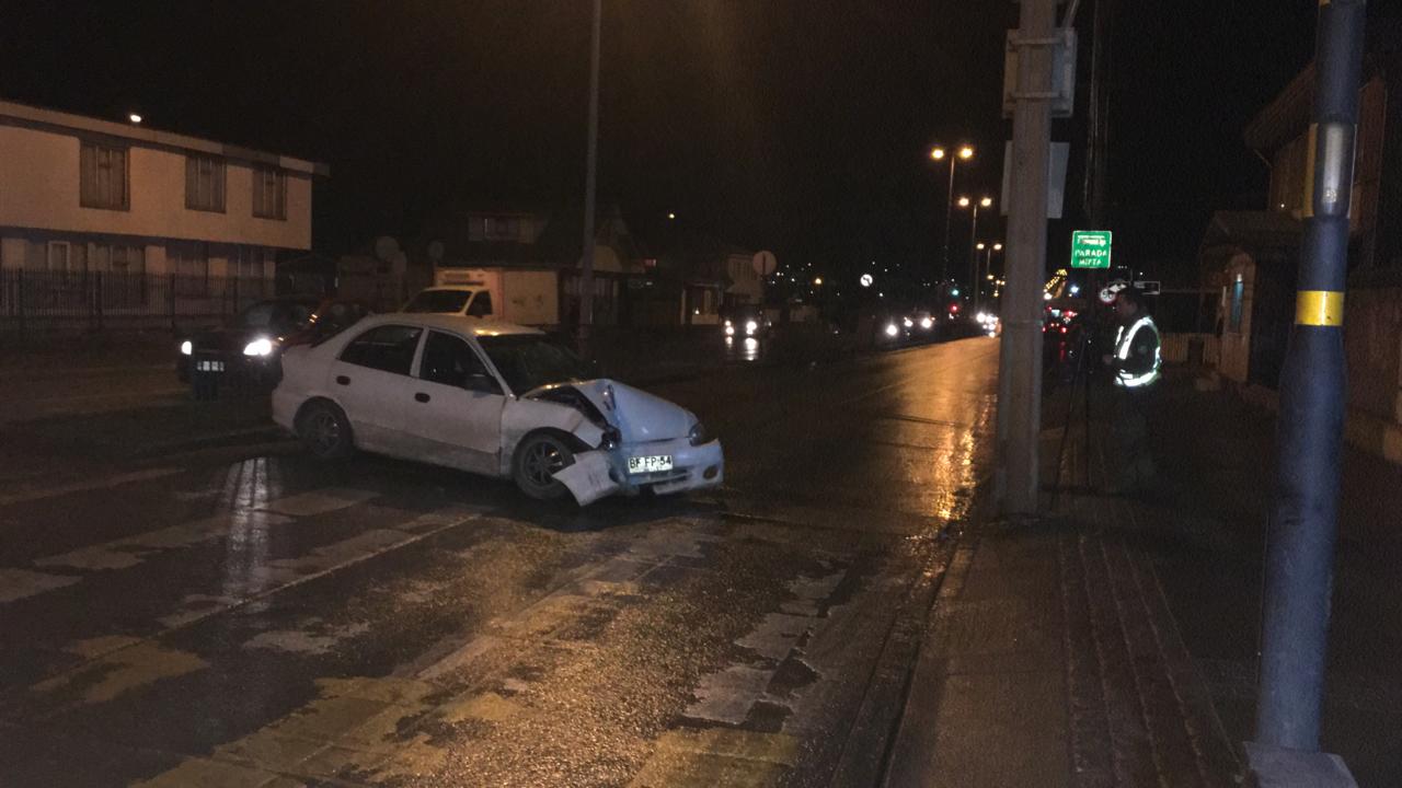 Conductor se dio a la fuga luego de chocar y dejar con lesiones graves a su acompañante en el Barrio 18 de Septiembre: la SIAT de Carabineros inició las primeras pericias para dar con el responsable