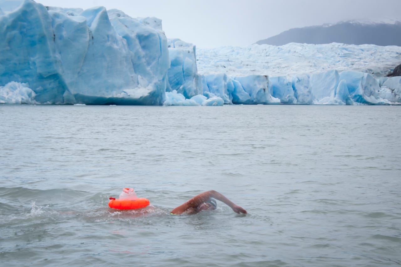 Afamada nadadora chilena de aguas gélidas Bárbara Hernández, fue invitada a nadar en Tierra del Fuego