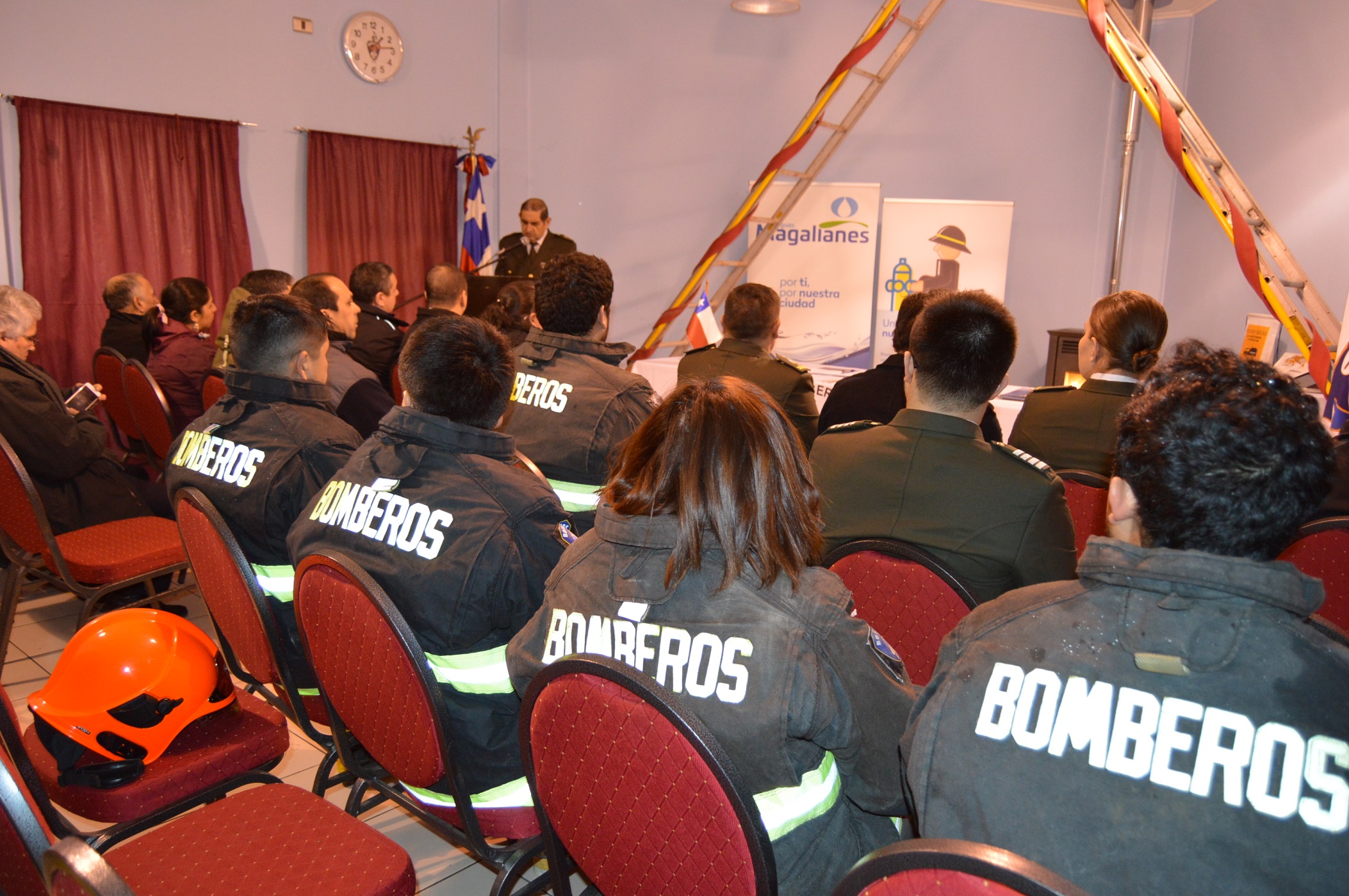 Comunidad podrá allegar recursos voluntariamente a través del pago del servicio: Aguas Magallanes y Bomberos de Puerto Williams firman convenio de cooperación