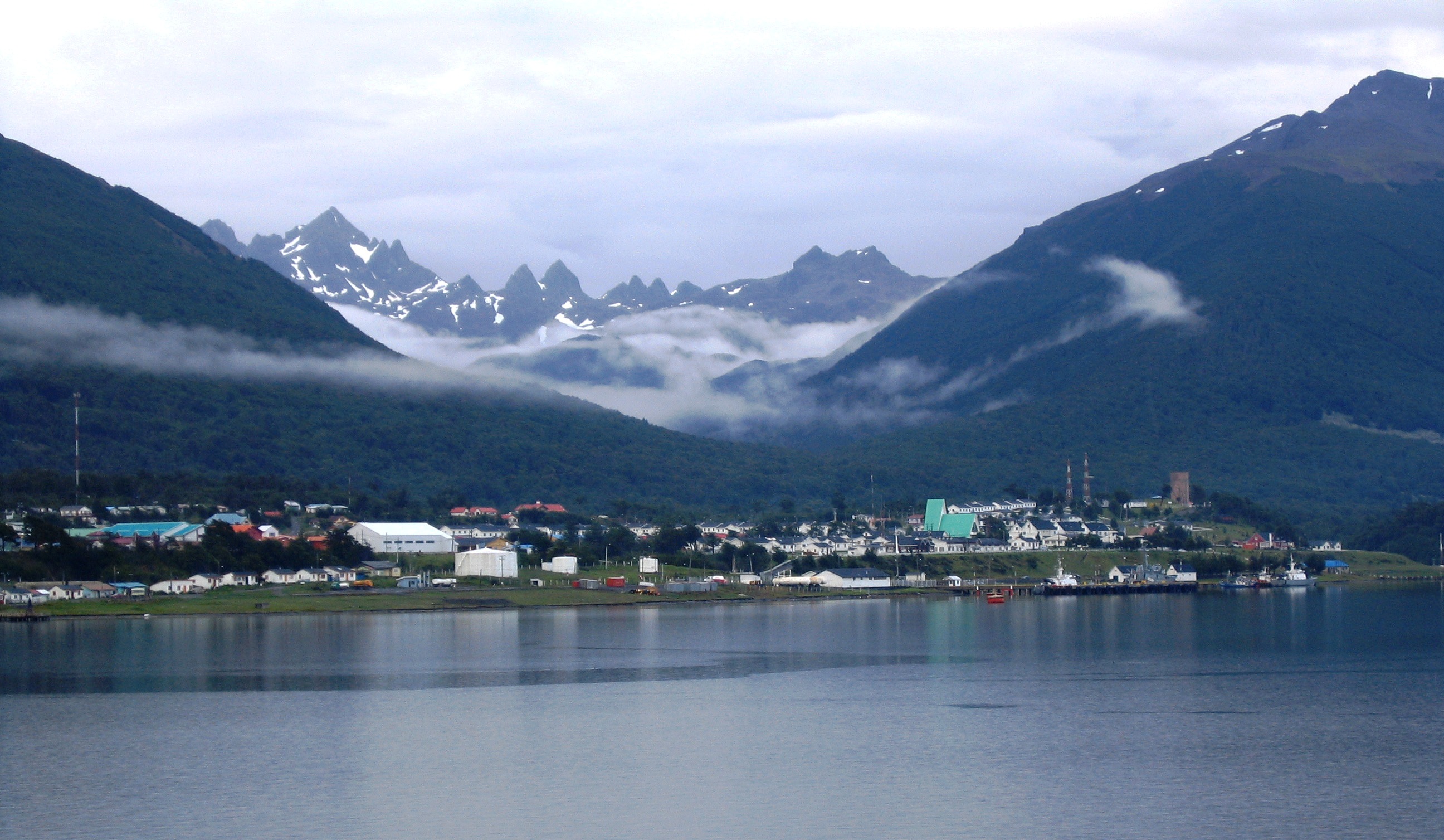 Comunidad indígena y vecinos de Puerto Williams rechazan prácticas de salmonera Nova Austral